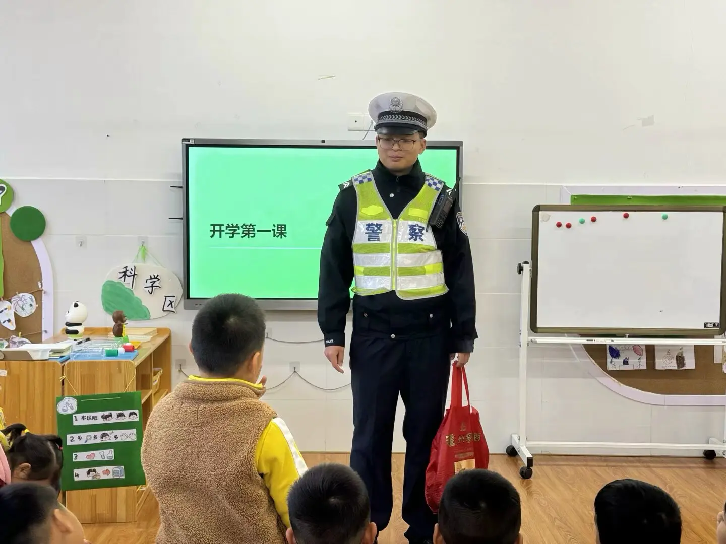 儿子回答交警叔叔提问