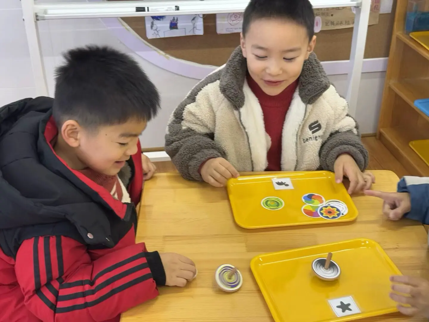 跟同学开心的玩游戏